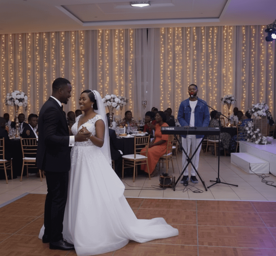 Couple dansant au mariage avec musique live en arrière-plan