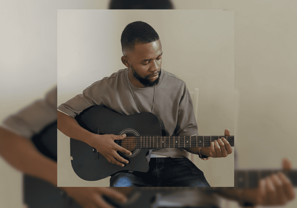 Elias Zobo jouant de la guitare